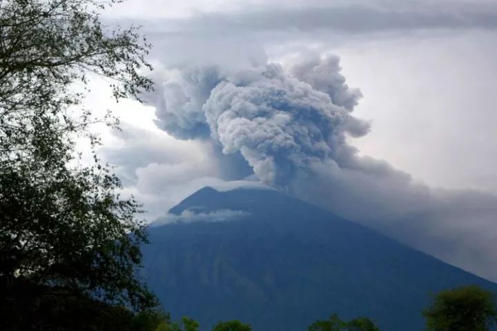 印尼火山喷发影响持续，中国游客滞留及应对措施