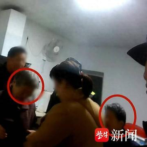 男子机智报警揭示离奇家庭故事，两个妈妈共处一室