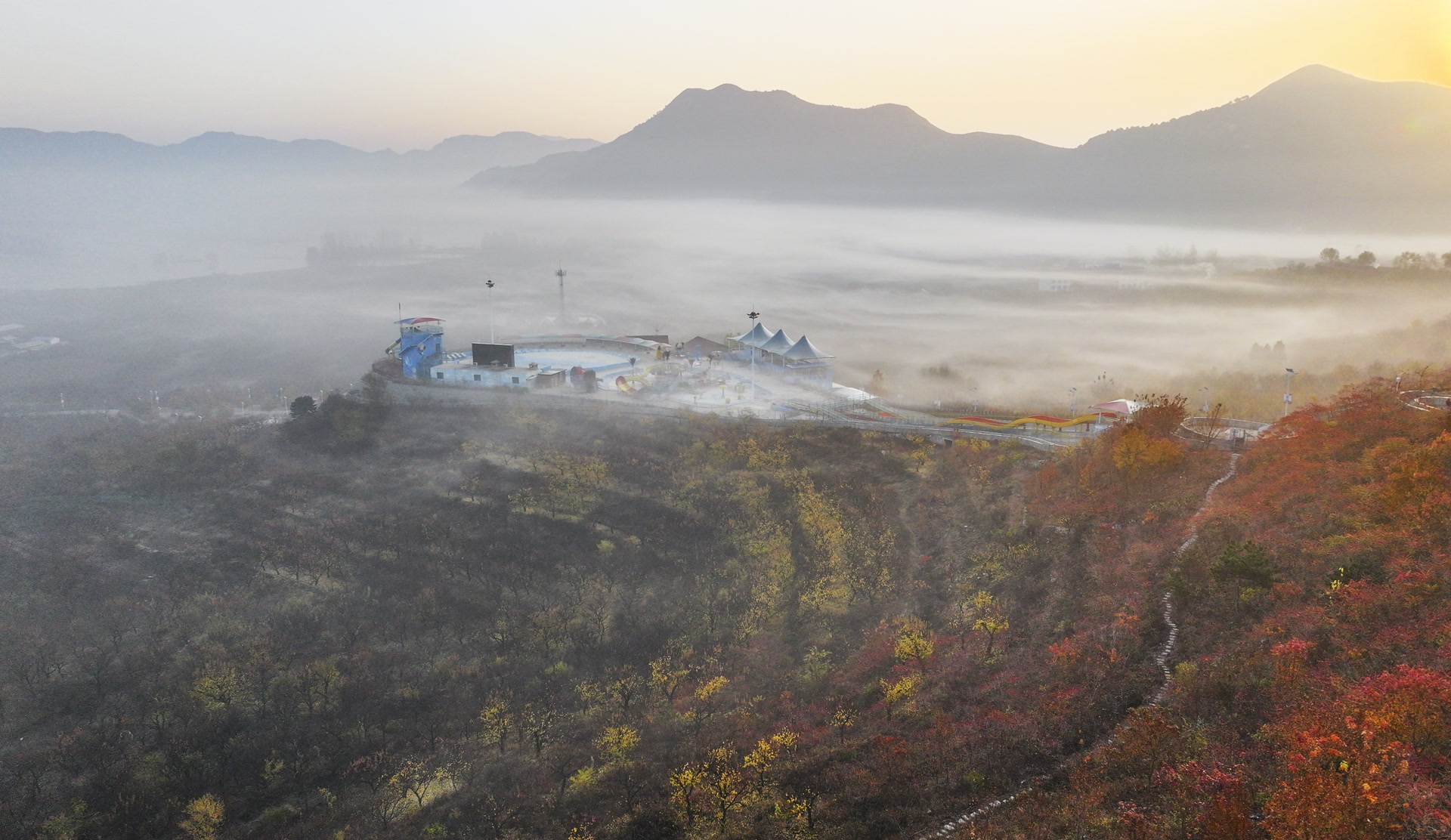 河北遵化山村晨雾如画，冬日仙境般的朦胧美