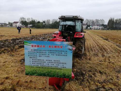 泰兴市大力推广犁耕深翻作业，全面促进秸秆还田