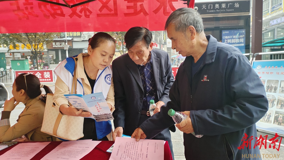 张家界永定区开展温暖服务面对面 政策落实零距离行动，深化服务改革助推政策落实实践