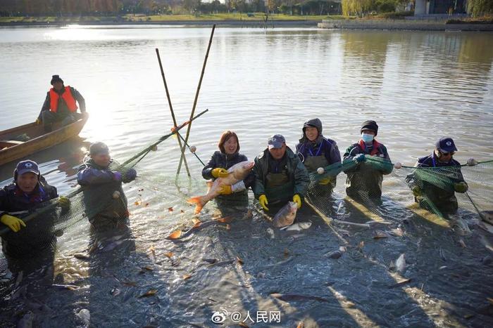 高校连续十年湖畔捞鱼活动，传统活动背后的教育意义与生态责任之旅