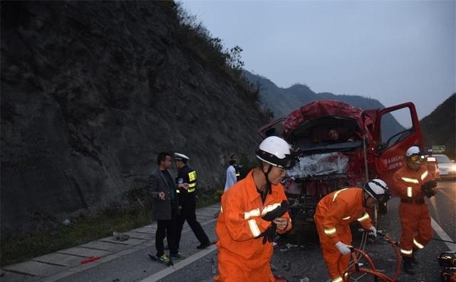 高速路车祸紧急救援行动，反思事故与司机被困车内情况